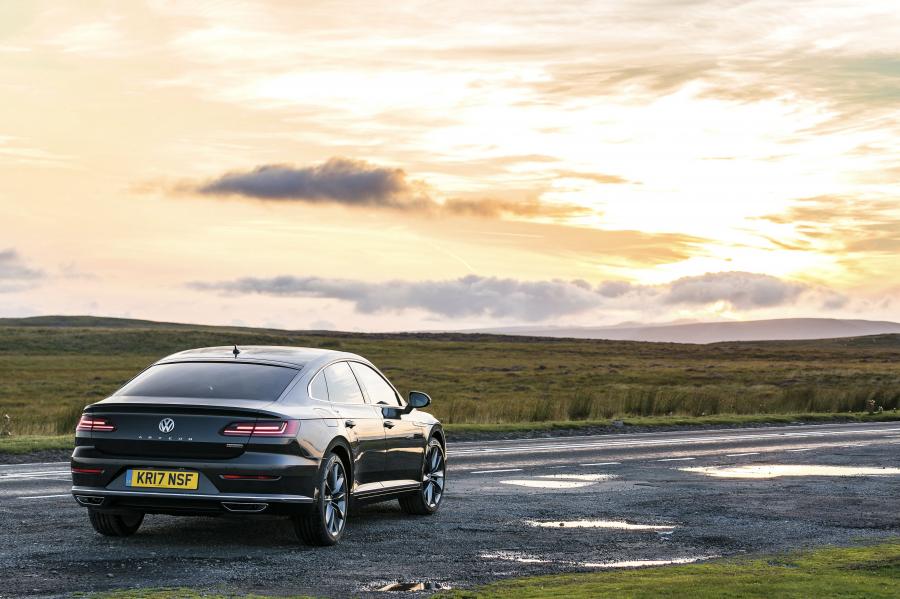  Volkswagen Arteon 4Motion Elegance 2017 года  (UK) (фото 26 из 41)